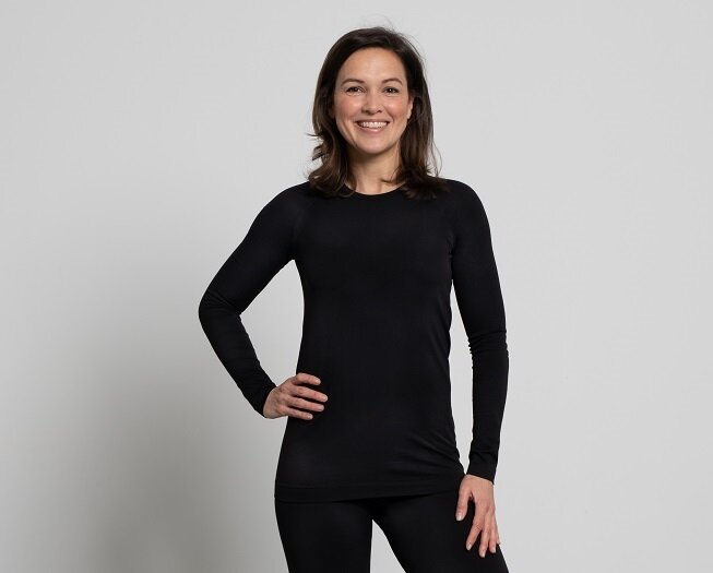 Skafit lange Thermoshirt schwarz an model