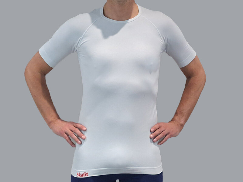 Vorderes Skafit Unterzieshirt Herren mit Rundhalsausschnitt am model