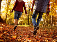 Schöne Herbstspaziergänge ohne kalte Füße genießen Schöne Herbstspaziergänge ohne kalte Füße genießen