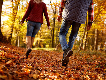 Schöne Herbstspaziergänge ohne kalte Füße genießen